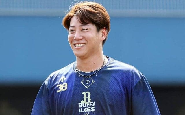 白ドレスの美人妻とハグ…実った遠距離恋愛　オリ23歳の“覚悟”「支えあえる夫婦に」