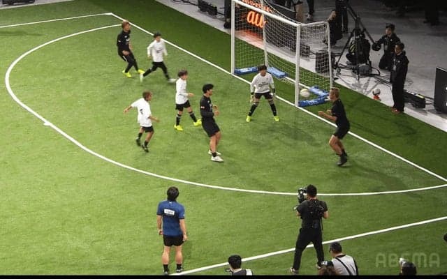 本田圭佑＆家長昭博、“リフティング突破”で小学生翻弄！「浮き球でも質が落ちない」夢のレフティーコンビが美技