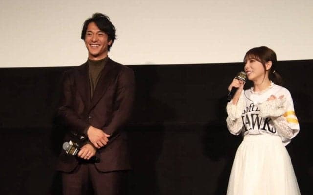 美人女優が“急接近”「すごく緊張」　鷹28歳、ユニ姿に赤面「どういう顔して見ればいいか」