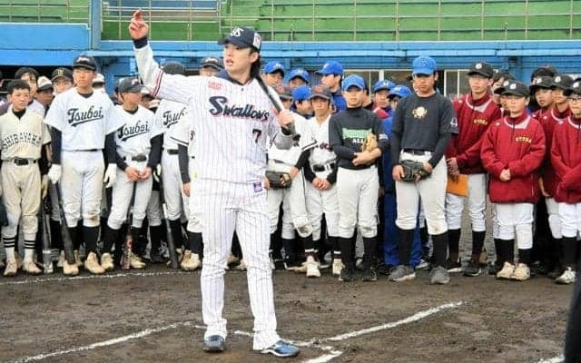 ヤクルト長岡選手が中学生に野球教室　兄辰真さんの引退セレモニーも