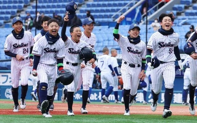 失策した子に“叱咤”→劇的サヨナラ打　絶妙距離感で快進撃…燕OB監督が慕われるワケ