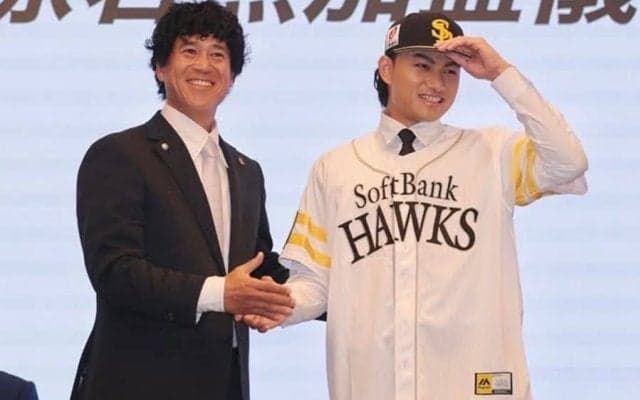 衝撃の激似にファン騒然　鷹に加わった台湾の至宝、宿敵球団の人気者に「そっくり」