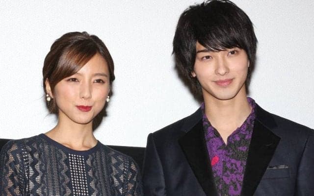｢すっかり恒例の?!｣柴崎岳＆真野恵里菜夫妻が“偶然のペアルック”家族ショット公開！｢とてもhappyな気持ちになれます｣｢まのさん綺麗だぁ｣