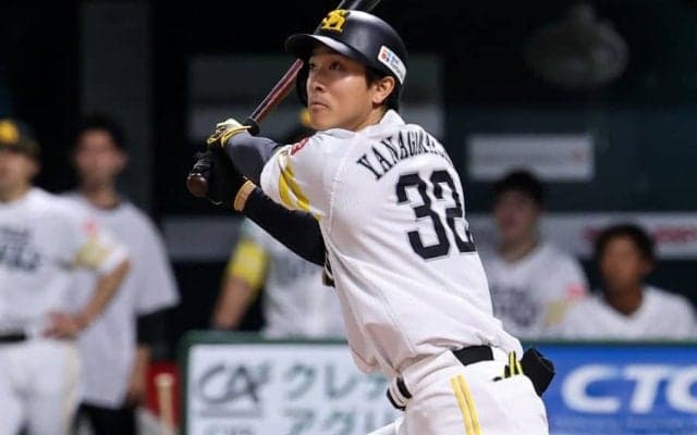 美女急接近…鷹イケメンが「モデルみたい」　試合中とのギャップ、スーツにSNS“悶絶”