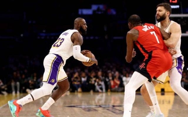 クリスマスゲームを彩ったベテラン対決…デュラントとレブロンが示す互いの敬意と感謝