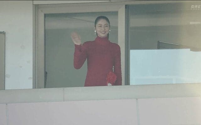 「顔ちっさ」「今年も美しい」長澤まさみ、神々しい赤ドレス姿で有馬記念に登場…手を振る姿にファン歓喜「負けが吹き飛んだ」
