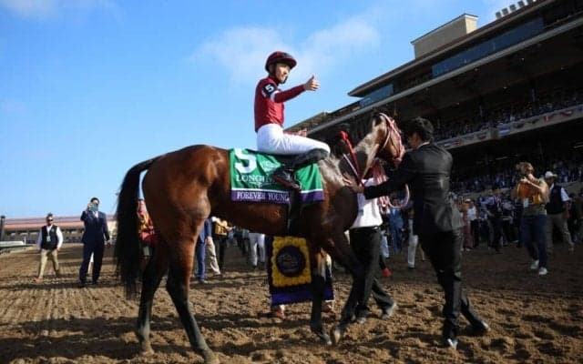 世界最高峰を制した一年…フォーエバーヤング、関西競馬記者クラブ賞を受賞