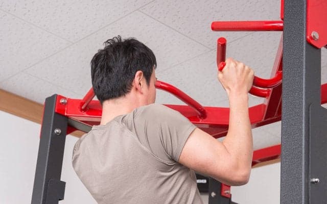 1回だけでもキツイ！手幅を広げた「懸垂（チンニング）」で広背筋を鍛える