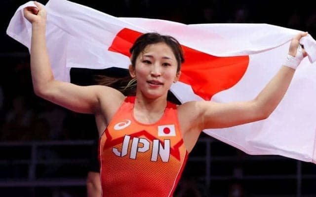 「凄い顔ぶれですね」年の瀬に届いた超豪華3ショット　須﨑優衣が「レスリング納め」で大物アスリート夫婦と対面＆練習