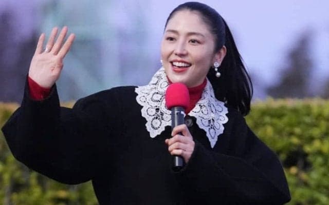 「見るたびに全盛期」「美しすぎる」有馬記念プレゼンターの大女優にファン熱狂　2年連続「赤」のドレスで登場も3枠は馬券圏外