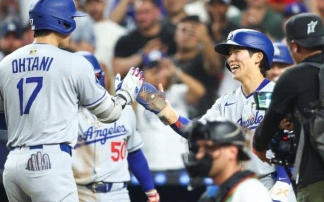 衝撃2ランの大谷翔平が見せた“後輩思い”の瞬間　自身の一打よりも先に向かった祝福【ドジャース回顧録 vol.2】