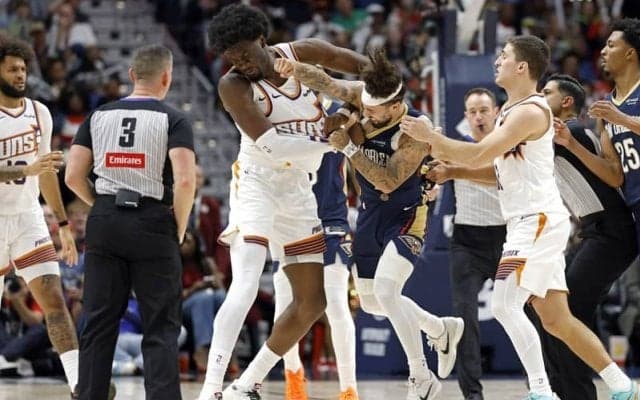 試合中に乱闘となったペリカンズのアルバラード、サンズのウィリアムズへ出場停止処分