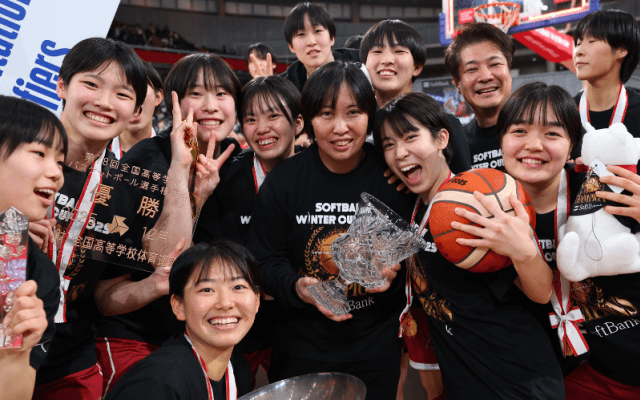 「打倒薫英から日本一」へ…”王者”連破の末に大阪薫英をウインターカップ初優勝に導いた安藤コーチ