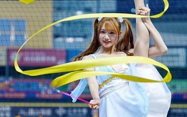 “美しすぎる開脚”で台湾も魅了　ミニスカ衣装で共演…元巨人チアが「めっちゃ可愛い」