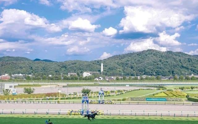 今年で日本にドライブスルーができて60年!? 競馬との意外な“つながり”を探ってみると