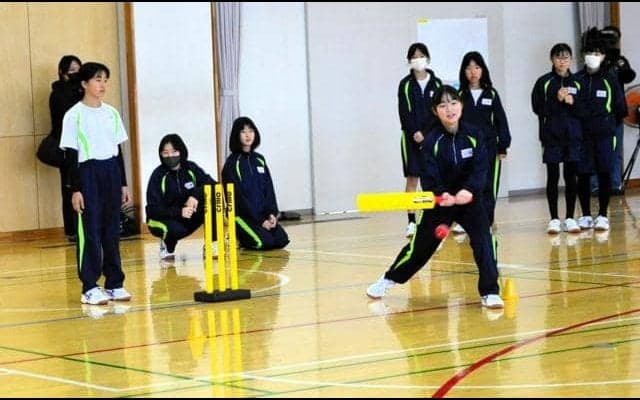 アジア大会に向け体育の授業でクリケットに挑戦　愛知・日進の中学生