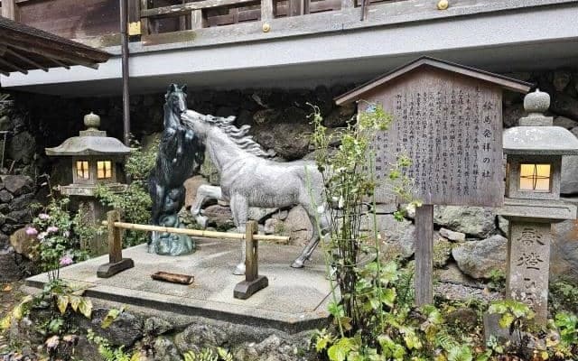 午年は馬に関係するスポットに初詣へ 京都の奥座敷に位置する「絵馬発祥の地」