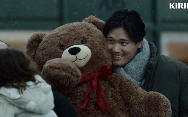 大谷翔平、雪降る街で少女に笑顔　大きなぬいぐるみ抱え…元旦に新CMを公開