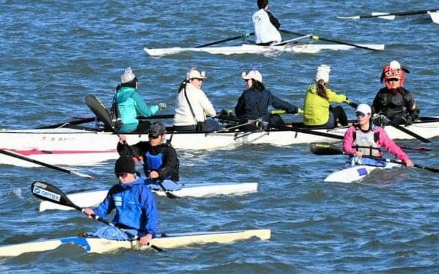 琵琶湖漕艇場で新春恒例「初漕ぎ会」　ボート約60艇がスイスイと