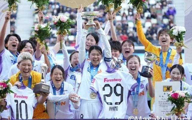 元日国立ピッチで中嶋淑乃と吉田莉胡が華麗に激突！広島レジーナの皇后杯初優勝“歓喜の瞬間”を激写！WEリーグ最高峰の戦いを振り返る