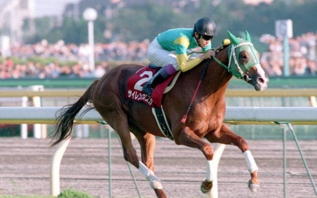 『ウマ娘』でも\"大逃げ\"を得意とするサイレンススズカが魅せた、大観衆が息をのんだ異次元の快速劇