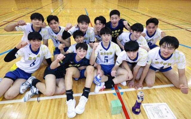 オレンジのコート「始まるんだな」4連覇目指す駿台学園、選手宣誓へ　春高バレー5日開幕