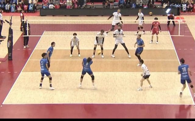 「脳震盪でしょ普通」男子バレー、曲がりながら伸びる魔球サーブにギャルタレントもドン引き