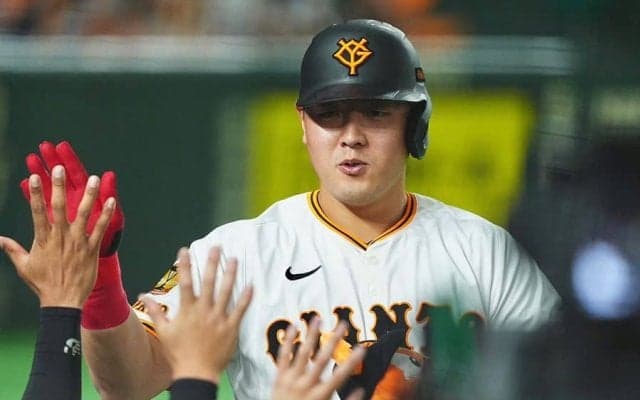 岡本和真の“新ユニ姿”にファン注目「似合うじゃん！」　オレンジ→見慣れぬ青に「欲しいなぁ」