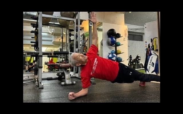 シニアゴルファー必見！体幹を鍛えればスイングの再現性が高まる！