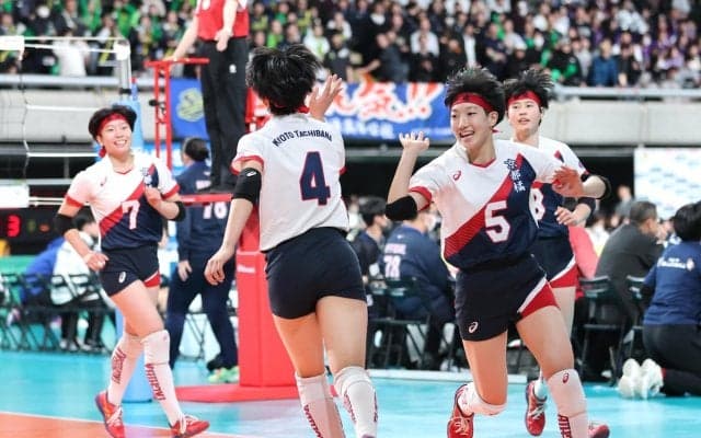 「拾って」「つないで」「打って」京都橘が快勝　エース代役の1年生躍動　春高バレー
