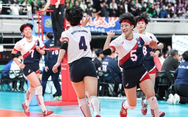 京都橘「高速立体バレー」で初戦突破　サーブ強化が奏功、１年生コンビも活躍　春高バレー