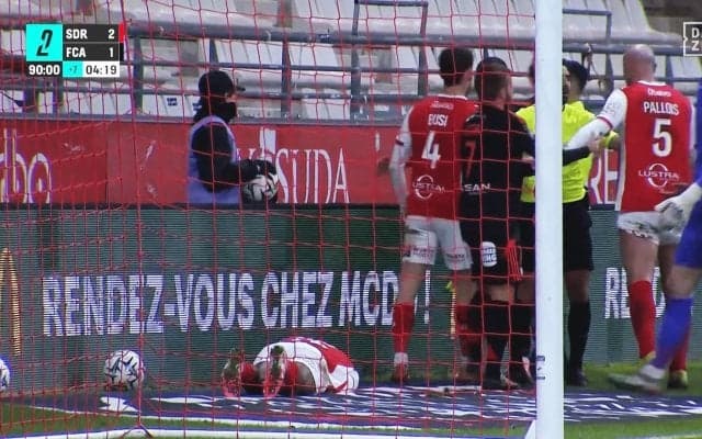 まさかの看板激突！ 中村敬斗同僚が超危険な“後方ボディアタック”被害…仲間が一斉抗議→相手FWは退場