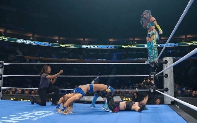 「世界一美しい」日本人女子レスラー、“すごい角度”ブリッジ固めを破壊する美麗エルボーに大歓声「えっぐ」