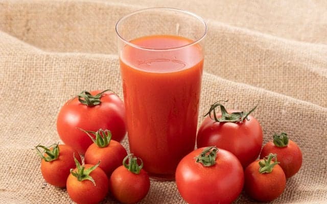知られざる「トマトジュース」パワー！睡眠の質を高める驚きの効果とは？［医師監修］