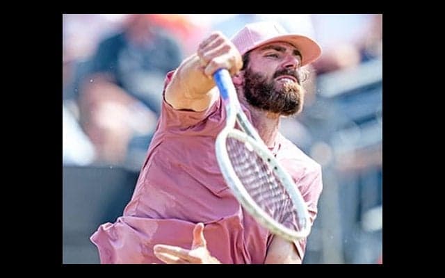  身長2m11cm！相手は椅子に登ってハグ 