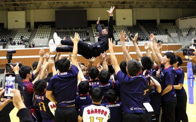 国スポ準優勝の東山高が求める自立したバレー 豊田充浩監督は「選手たちに相手を見る力をつけてほしい」
