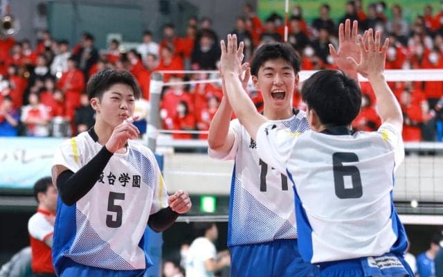 4連覇狙う男子・駿台学園は「攻める」流れで盤石のストレート勝ち　春高バレー