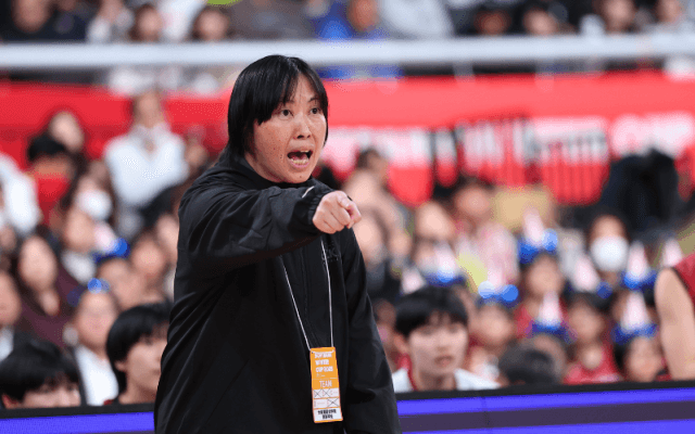 ウインターカップ決勝の試合中に大阪薫英女学院の安藤香織コーチが天に祈った師とは