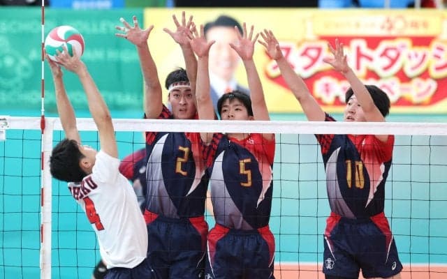 京都の男子王者東山、頂点目指し好発進　全攻撃陣が躍動、3枚ブロックも的中　春高バレー