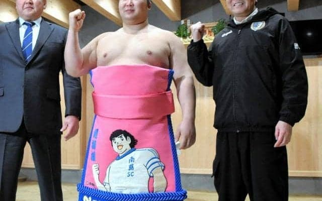 キャプテン翼の化粧まわし披露　大島部屋の旭海雄「自分も大活躍を」