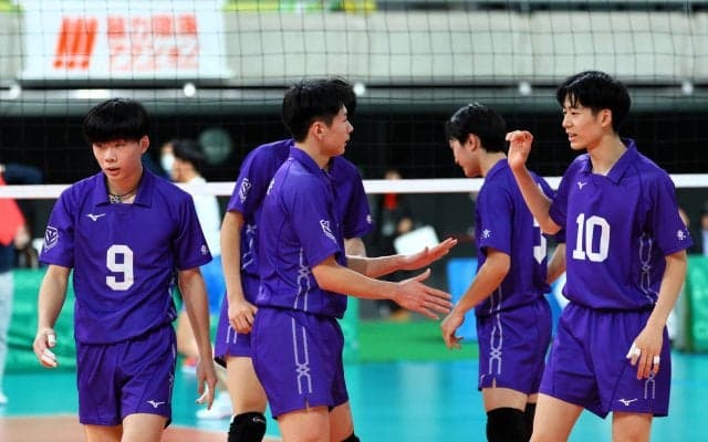 東洋高が柳田将洋ら“春高優勝”時のユニフォームを復刻して着用。「感慨深いものがありました」と同期の小林将也監督