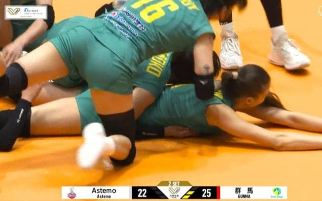 女子バレー、太もも“ペシペシ”の珍光景 好プレーに味方が折り重なって祝福での一コマ