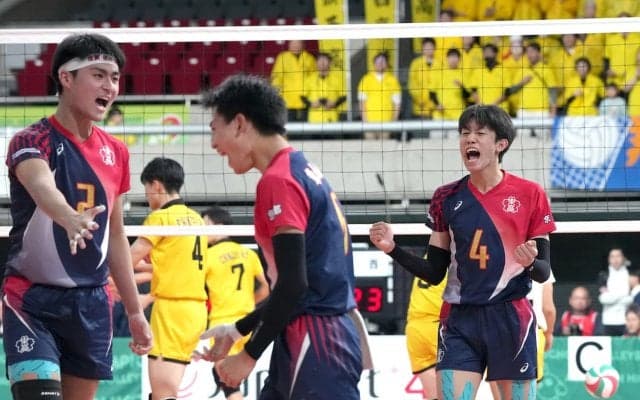 東山のエース岩田が活躍　高校3冠狙った鎮西にリベンジ果たし４強入り　春高バレー