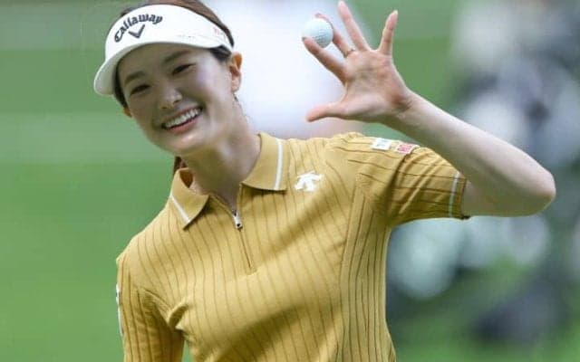 「女優さんかと思いました〜」25歳の新人女子ゴルファーが花柄ワンピで“かっこ可愛く”登場「センスいい」