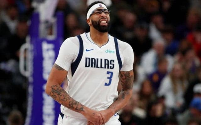 マブスのアンソニー・デイビス、左手の靭帯損傷で数ヶ月の離脱か…ジャズ戦で途中退場