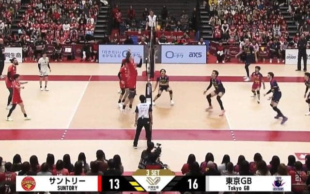 男子バレー、絶対に拾えないスパイクが炸裂 今季限りで引退表明の37歳が衝撃すぎる一撃