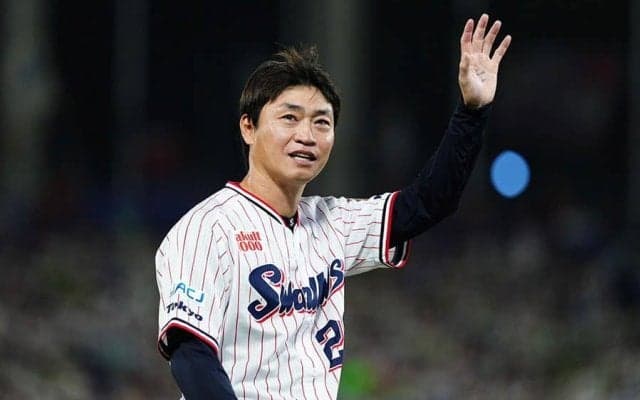 ロングコートで颯爽と登場…44歳新GMが「爆イケでした」　引退から2年、降臨にSNS虜