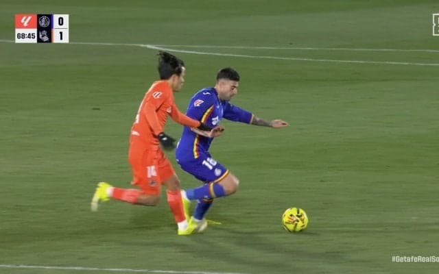 「やっぱ別格」久保建英、元同僚への猛烈鬼プレスでミス誘発→決定機演出「気持ち入ってる」絶対に前を向かせない密着ハードディフェンスで「隠れアシスト」未遂