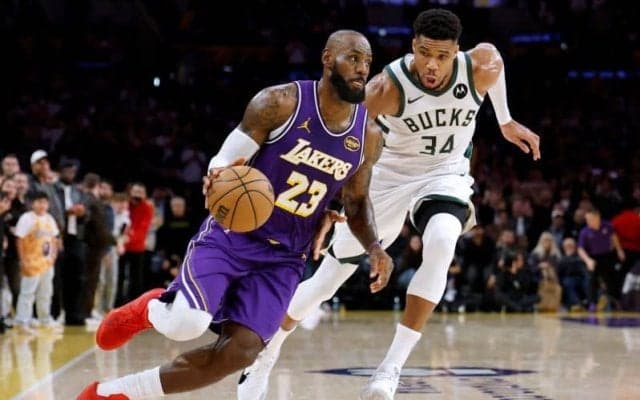 約3年ぶりの直接対決…レブロンを封じ込めたヤニス「今日が最後だったかも知れない」