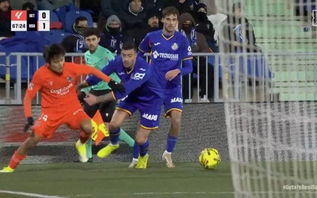 何が起きた？久保建英、超技巧ドリブル＆圧巻股抜きで密集突破の瞬間「やりたい放題だな」「あそこから行けるのか」